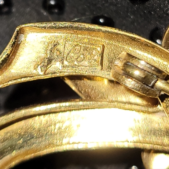 Coro Pegasus Gold Tone Ribbon Bow with Emerald Green Rhinestones - Picture 5 of 6